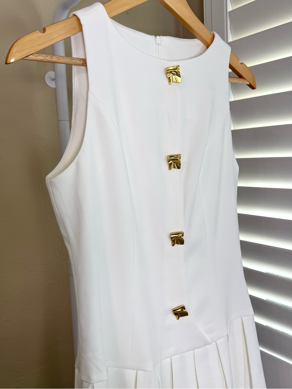Commense White Pleated Mini Dress Medium NWT Gold Button Sleeveless - Picture 6 of 11